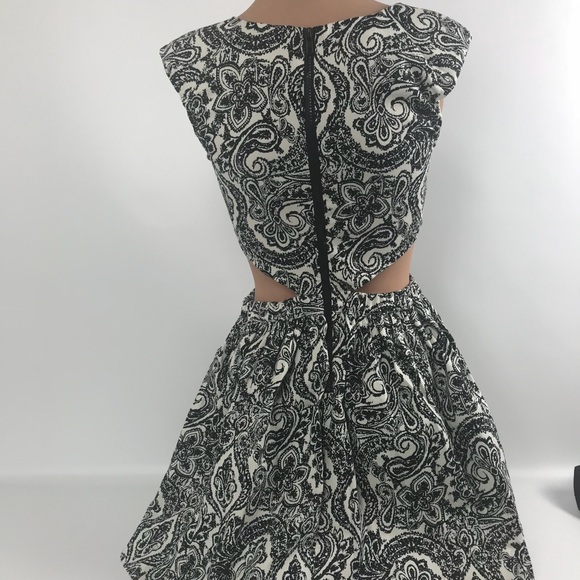 Buffalo by David Bitton Black White Floral cutouts - Picture 5 of 5